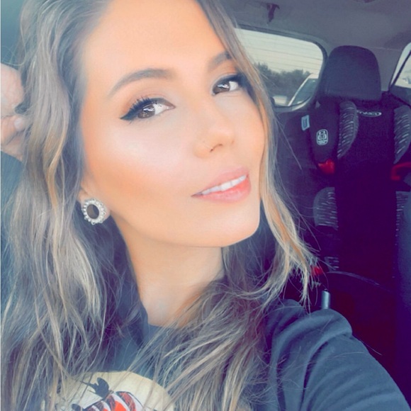 Meet, Britt & her littles check out our closet finds - Picture 2 of 3